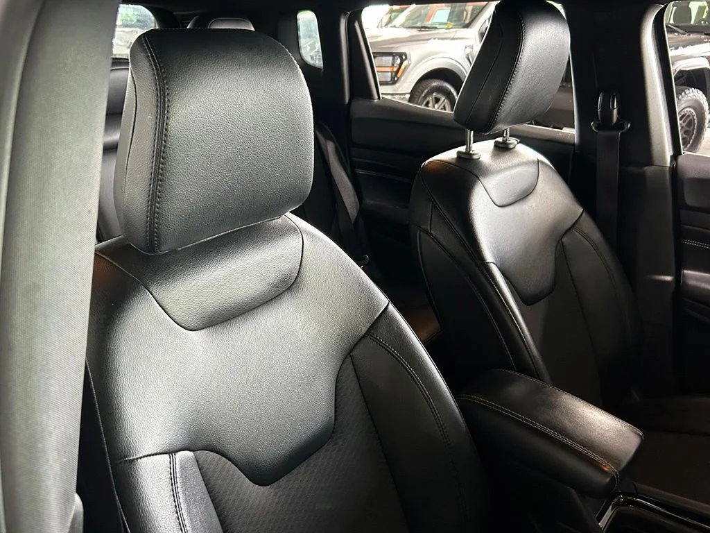 Used 2022 Granite Crystal Metallic Clearcoat Jeep Latitude image 34