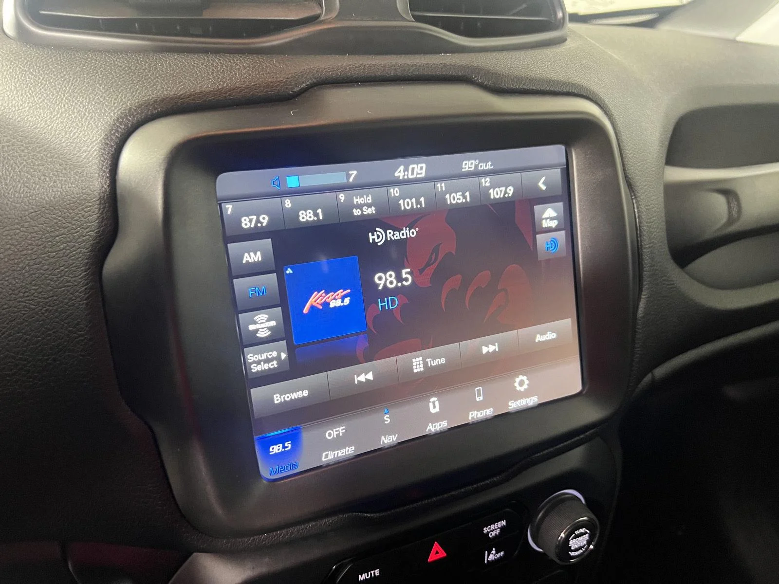 Used 2023  Jeep Upland image 30