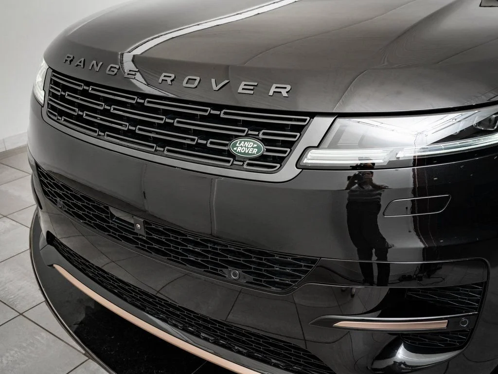 New 2026 Santorini Black Metallic Land Rover Dynamic SE image 16