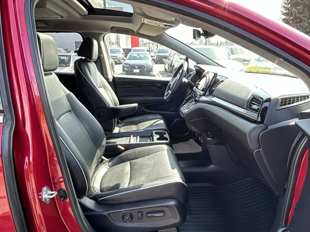 Used 2022 Radiant Red Metallic II Honda Touring No Accident History   Local BC   Clean Tit image 34