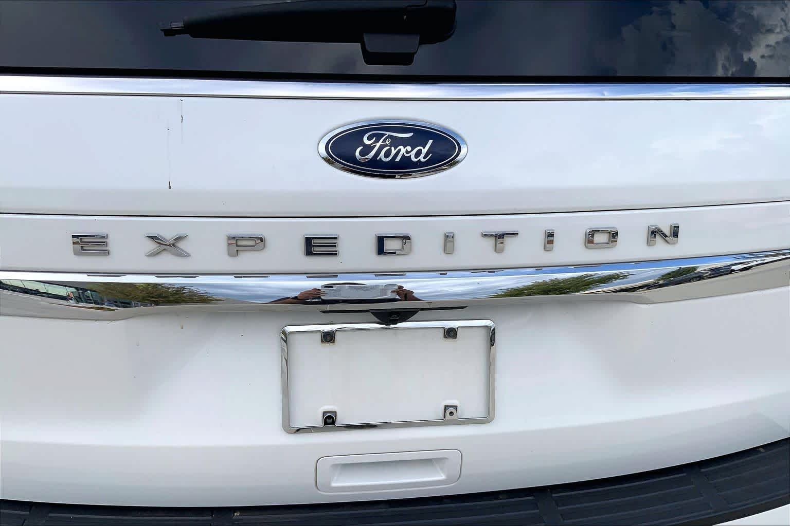 Used 2022 Star White Metallic Tri-Coat Ford Limited image 33