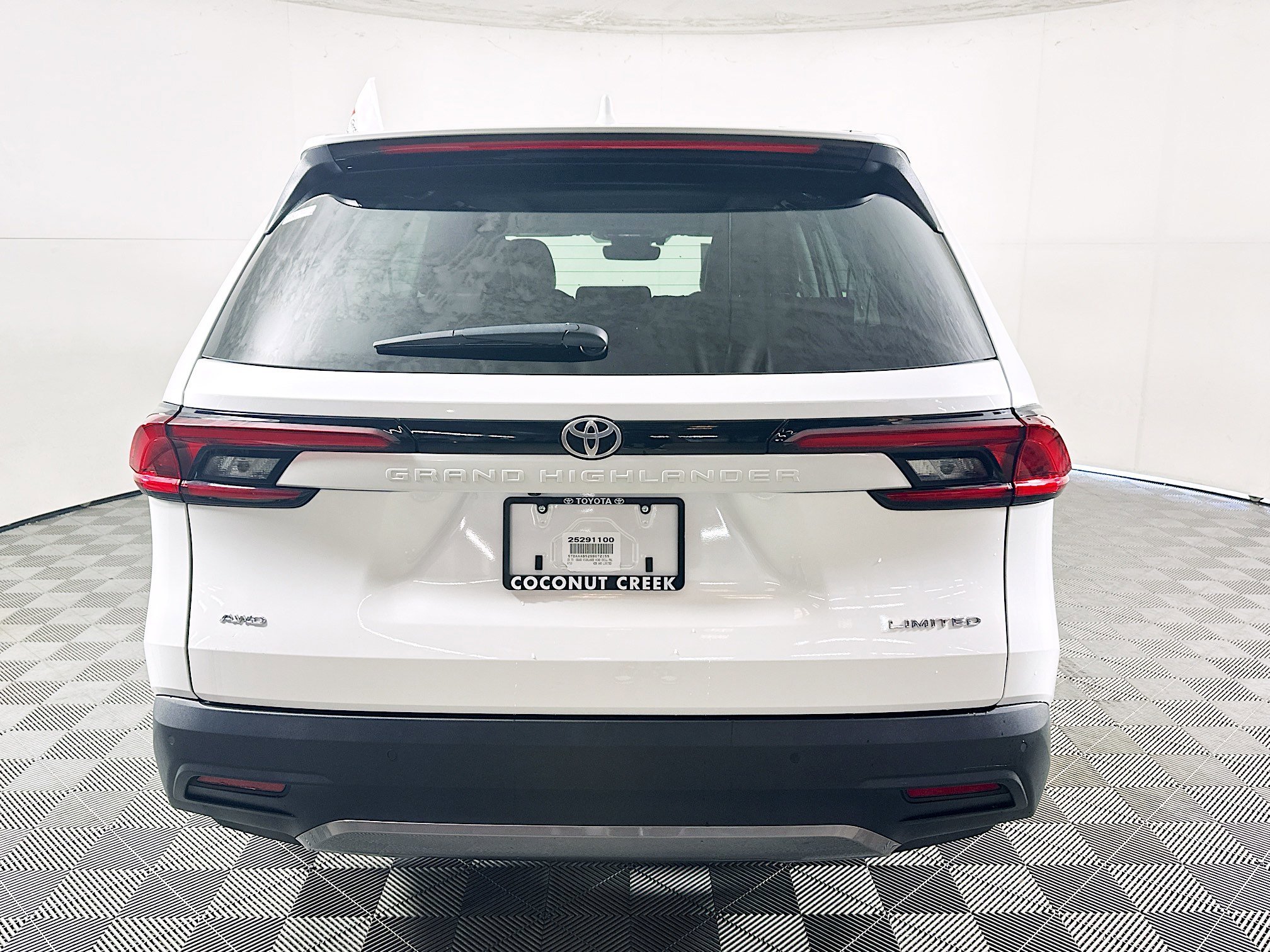 2025 Toyota Grand thumbnail 6