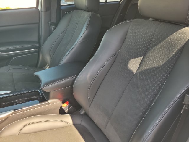 Used 2025 White Mitsubishi SE image 13