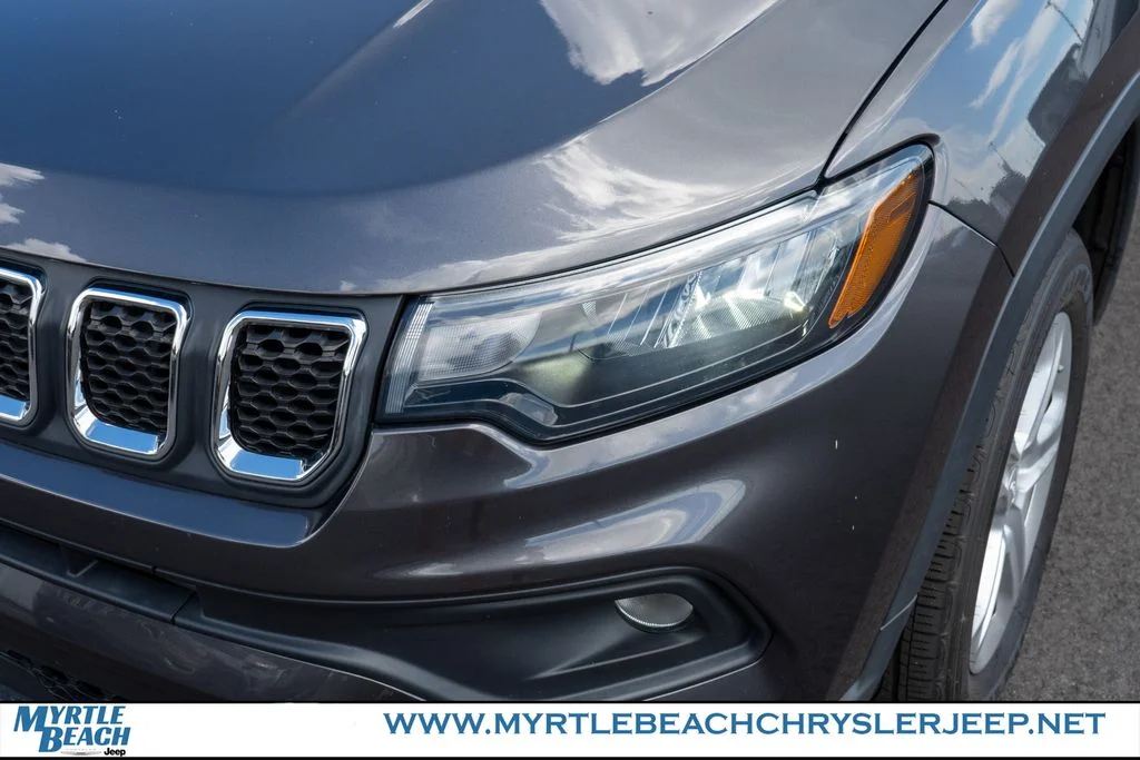 Used 2023 Crystal Metallic Jeep Latitude image 10
