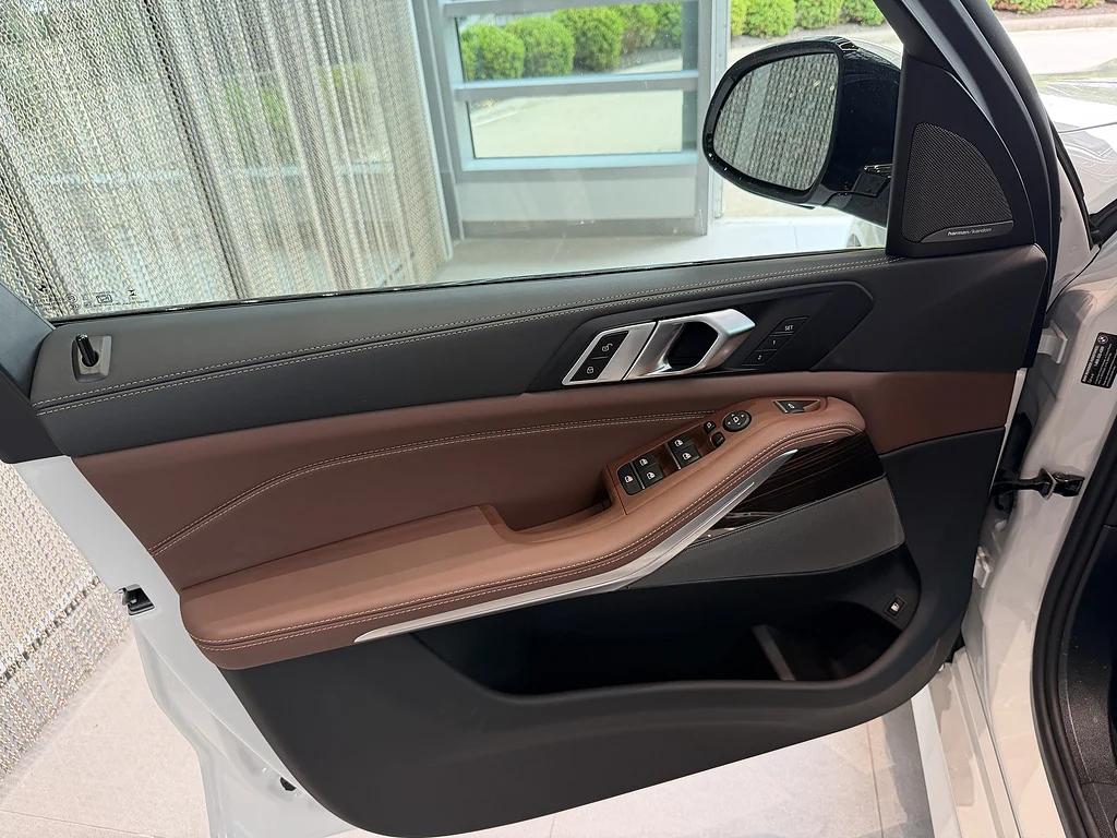 New 2026 Mineral White Metallic BMW xDrive50e image 11