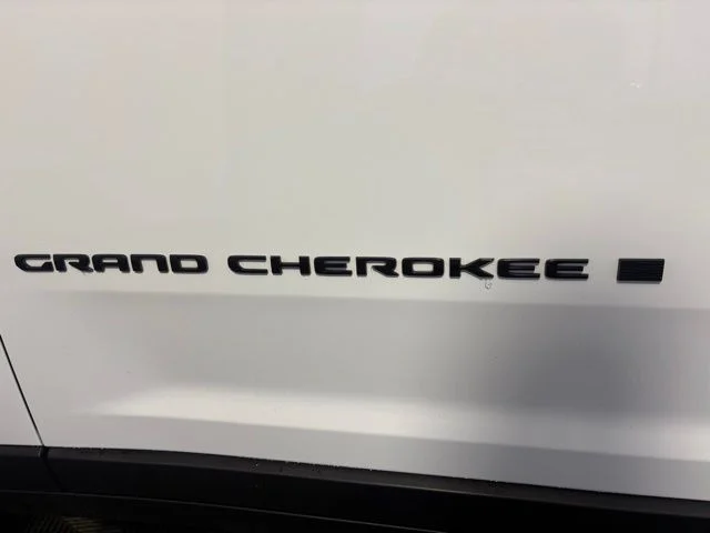 Used 2023 White Jeep Altitude image 16
