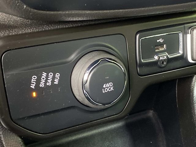 Used 2023 Black Clearcoat Jeep Latitude image 11