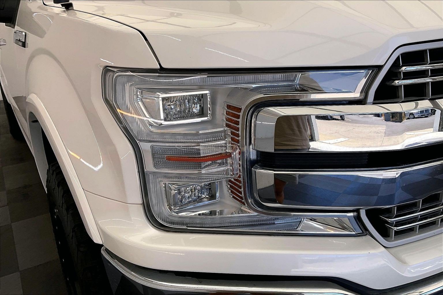 Used 2018 White Platinum Metallic Tri-Coat Ford LARIAT image 24