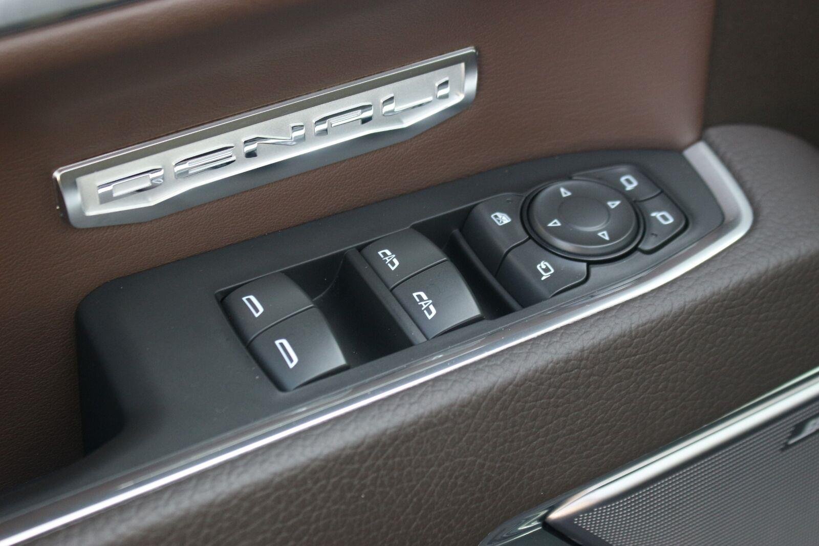 Used 2025 Onyx Black GMC Denali image 13