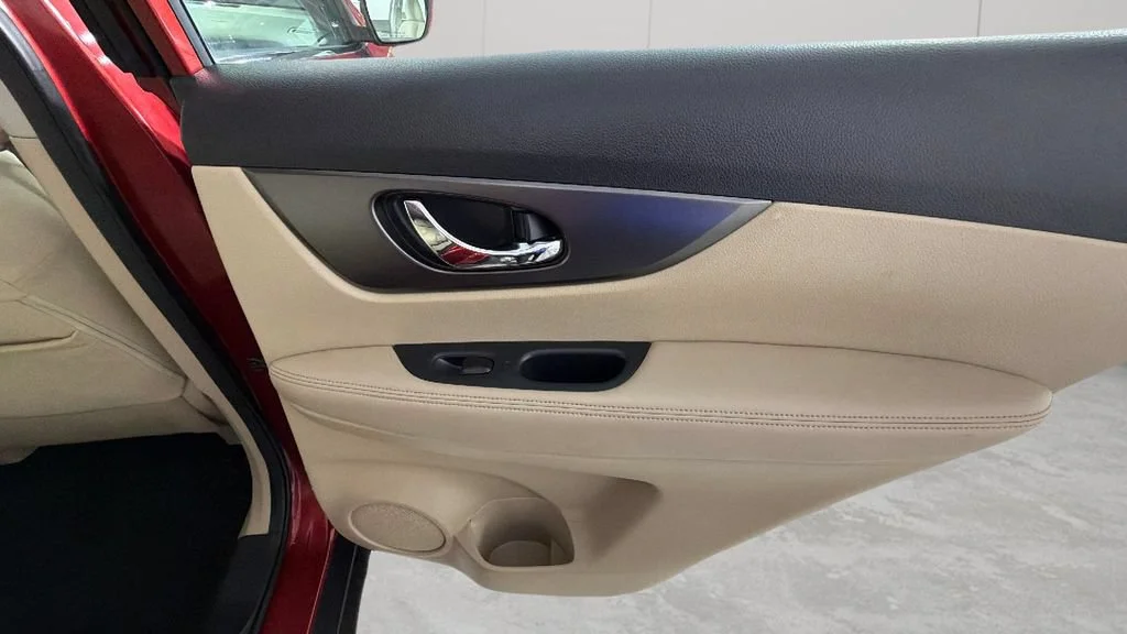 Used 2016 Red Nissan S image 32