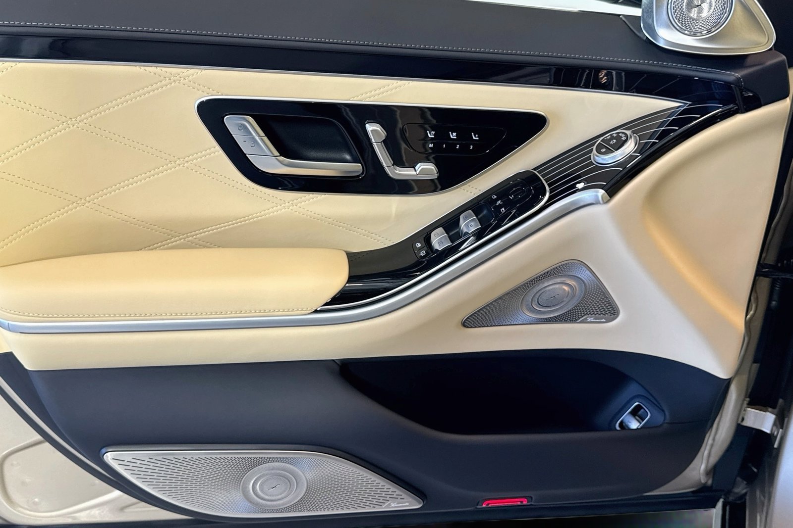 Used 2024 Onyx  Black Metallic Mercedes-Benz Maybach S 680 image 17