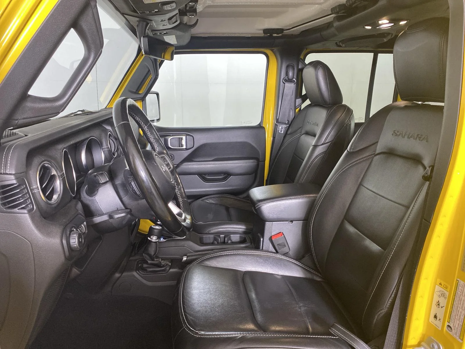 Used 2019 Hellayella Jeep Sahara image 13
