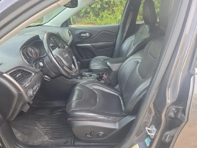 Used 2020 Gray Jeep Latitude Plus image 11