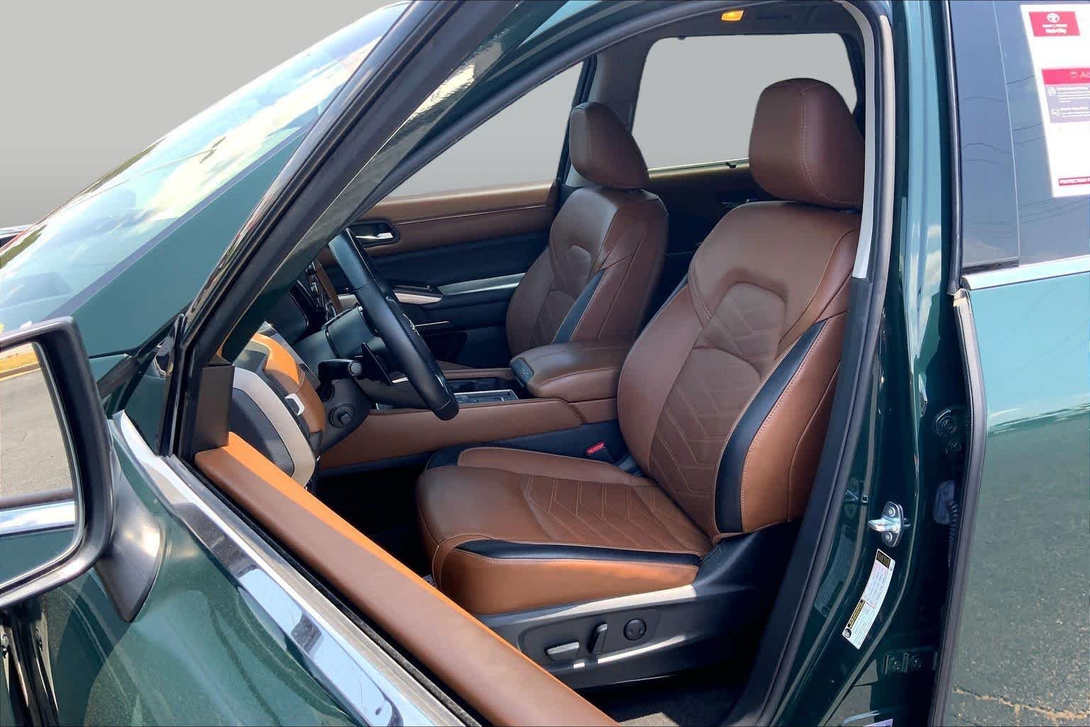 Used 2023 Obsidian Green Pearl Nissan Platinum image 8