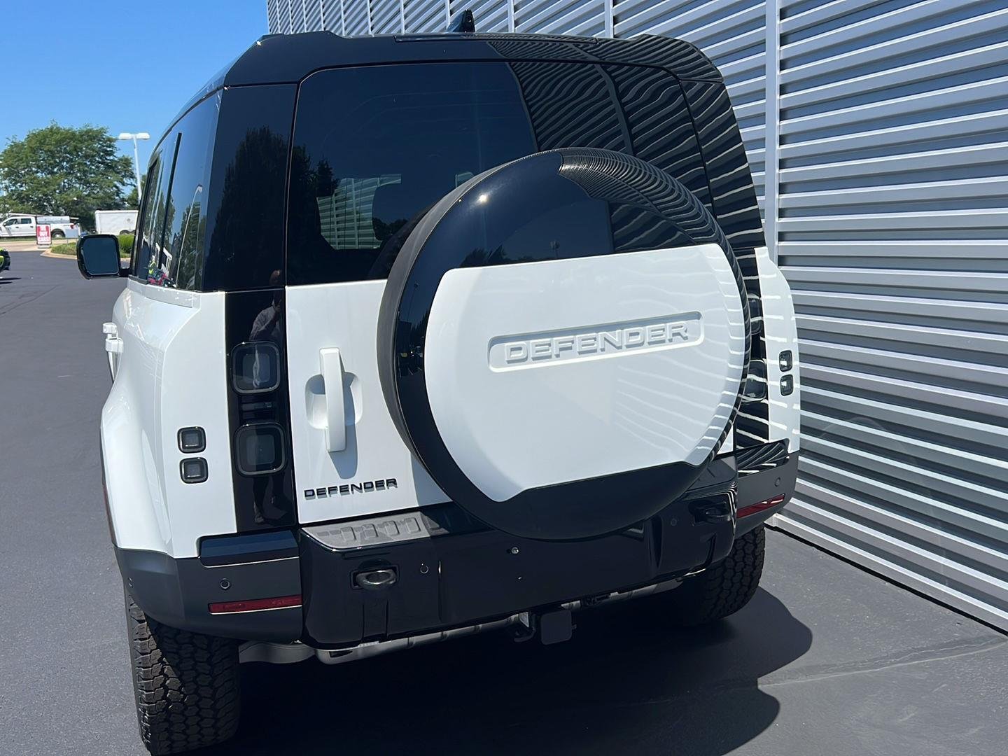 Used 2026 Fuji White Land Rover S image 4