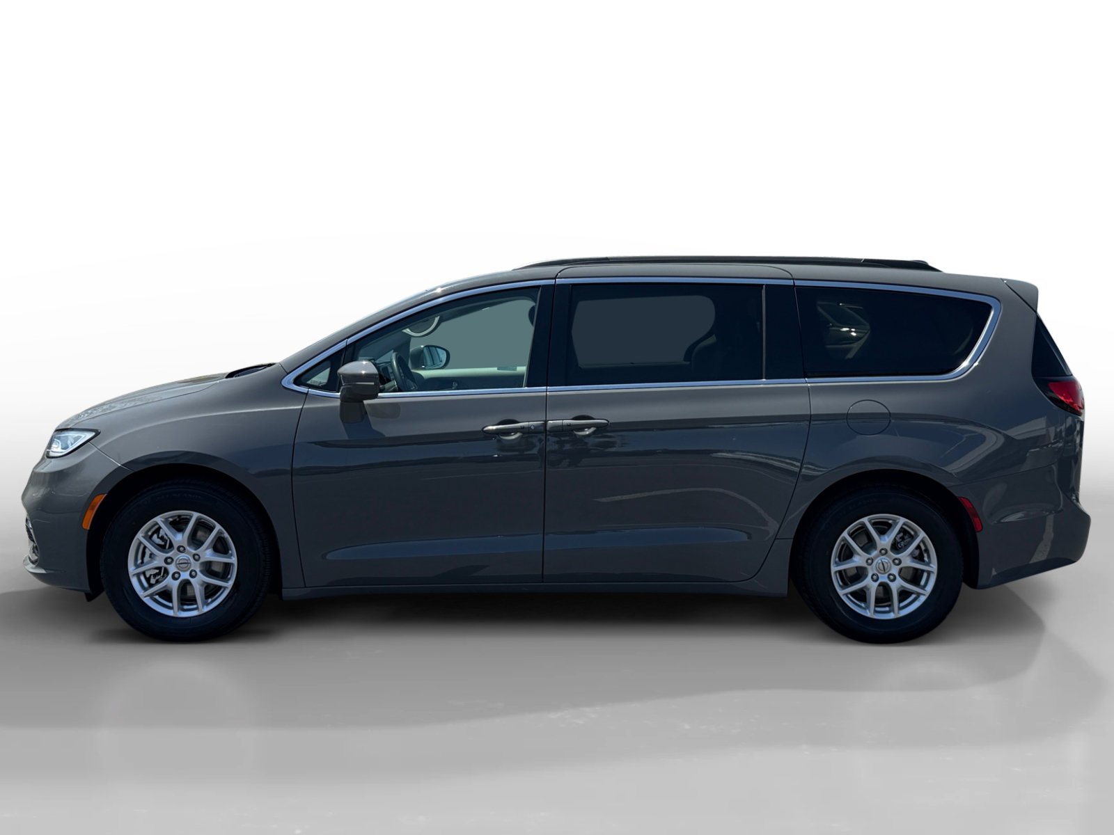 Used 2022 Ceramic Gray Clearcoat Chrysler Touring L image 2