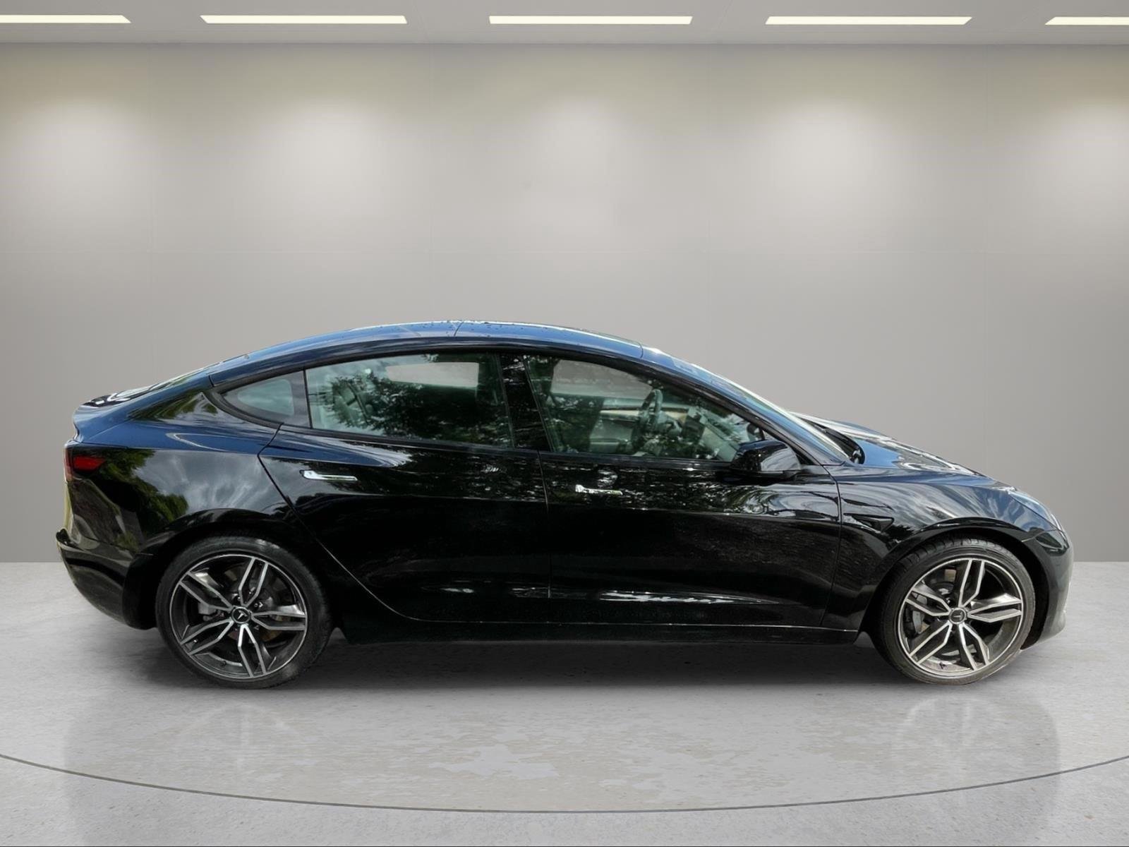 Used 2023  Tesla  image 4