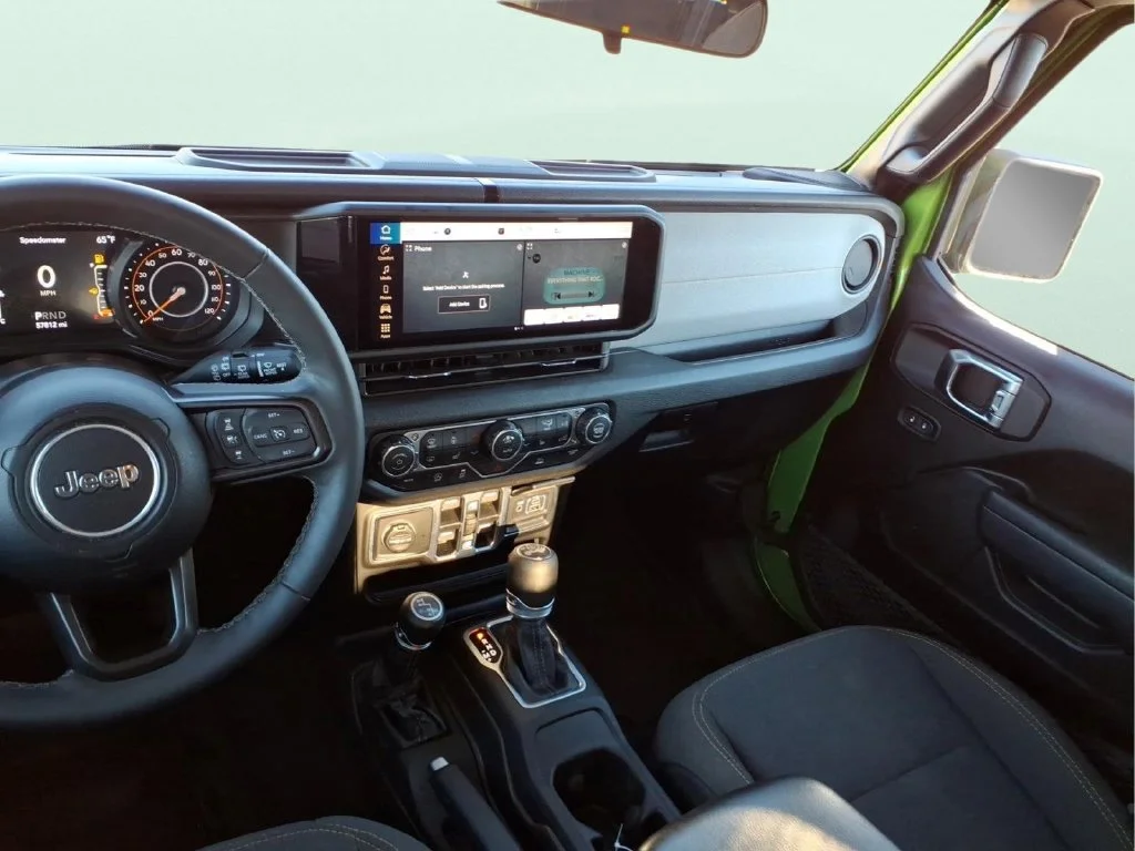 Used 2025 Green Jeep Sport S image 17