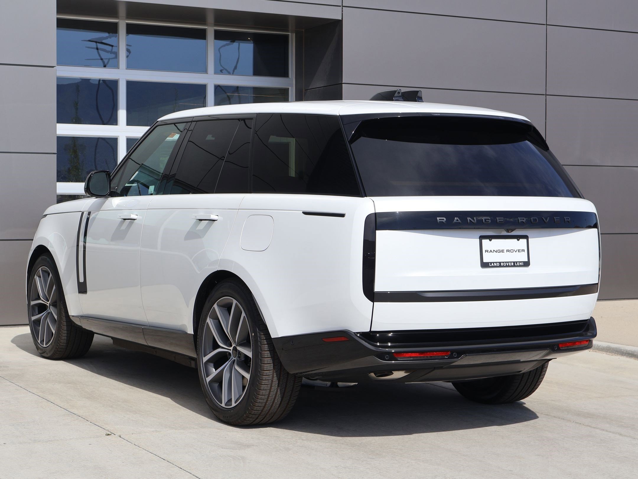 New 2026 Ostuni Pearl White LAND ROVER P550e SE image 8