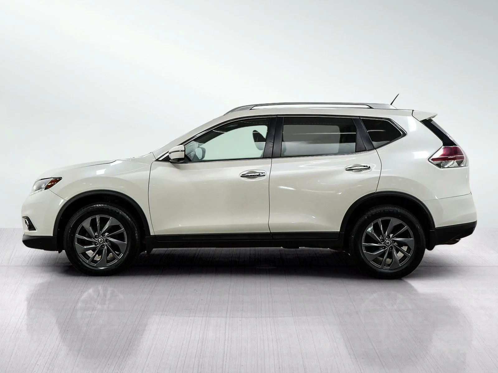 Used 2016 Nissan Rogue SL with VIN 5N1AT2MV2GC799829 for sale in Burnsville, Minnesota