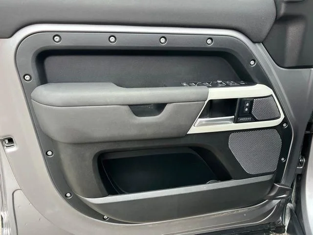 Used 2022 Gray Land Rover X-Dynamic SE image 17