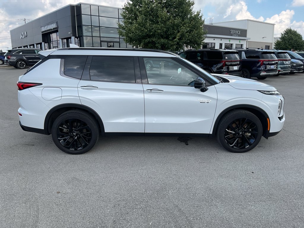 Used 2025 White Diamond Mitsubishi SEL Black Edition image 11