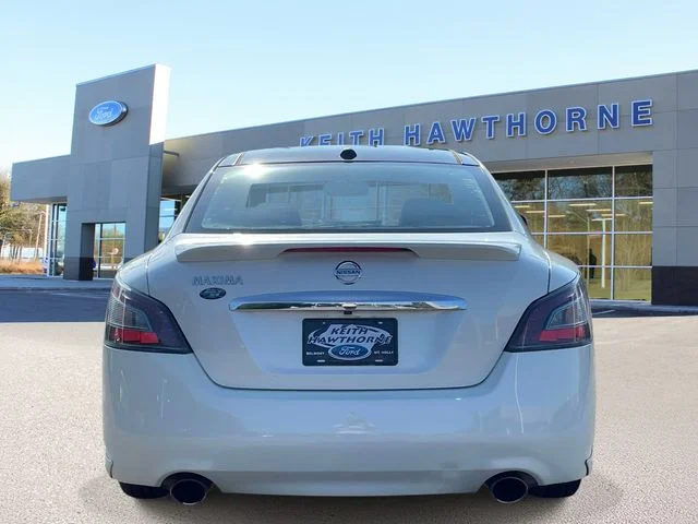 Used 2013 Pearl White Nissan 3.5 SV image 5