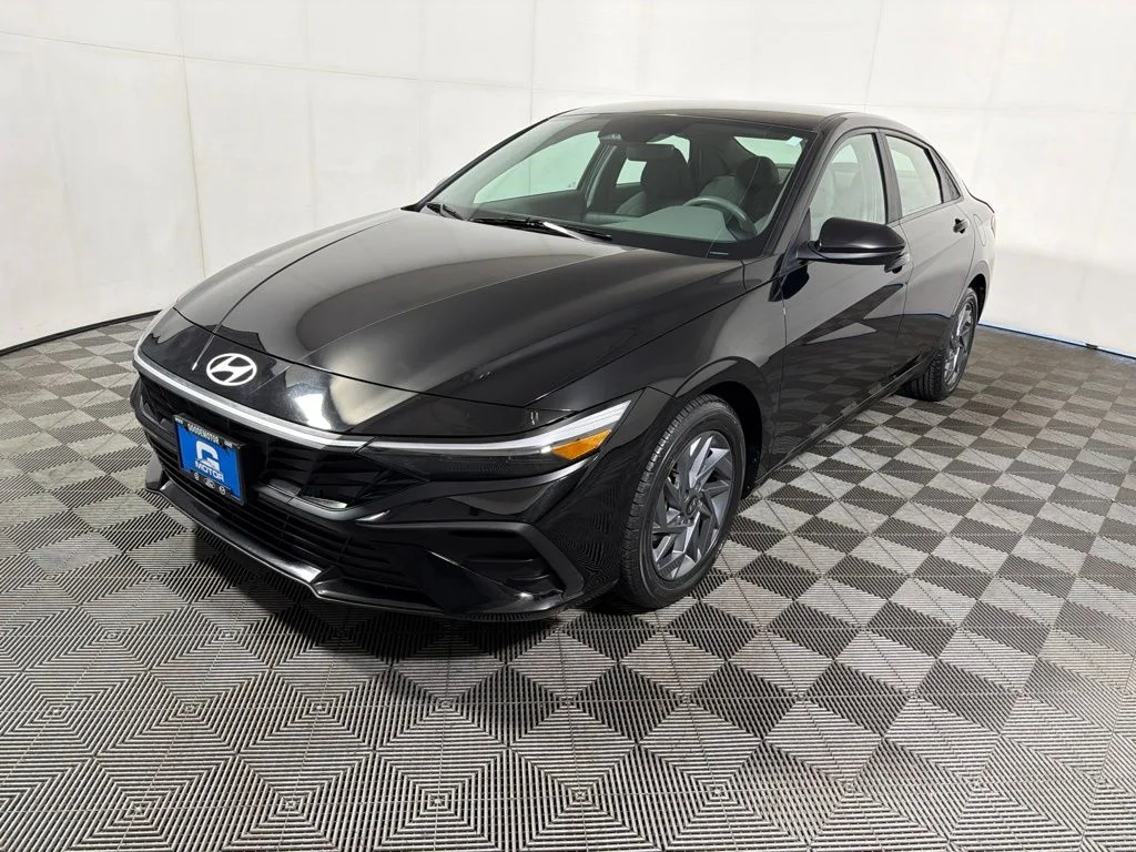 Used 2024 Abyss Black Hyundai SEL image 4