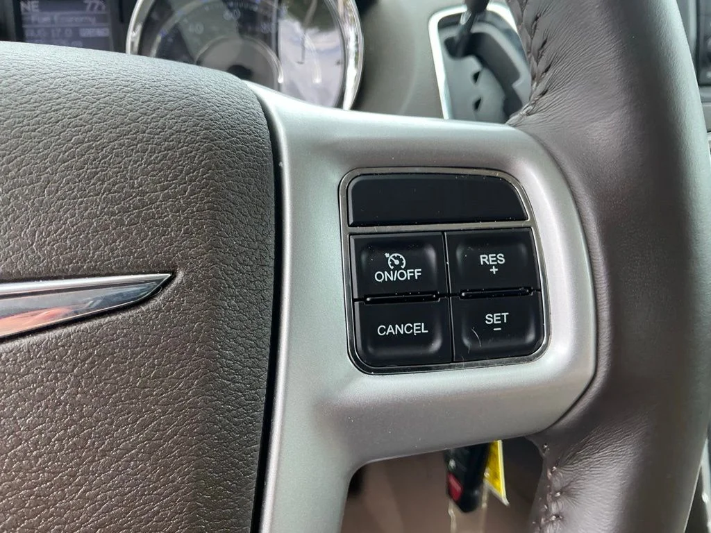 Used 2014 White Chrysler Touring-L image 43