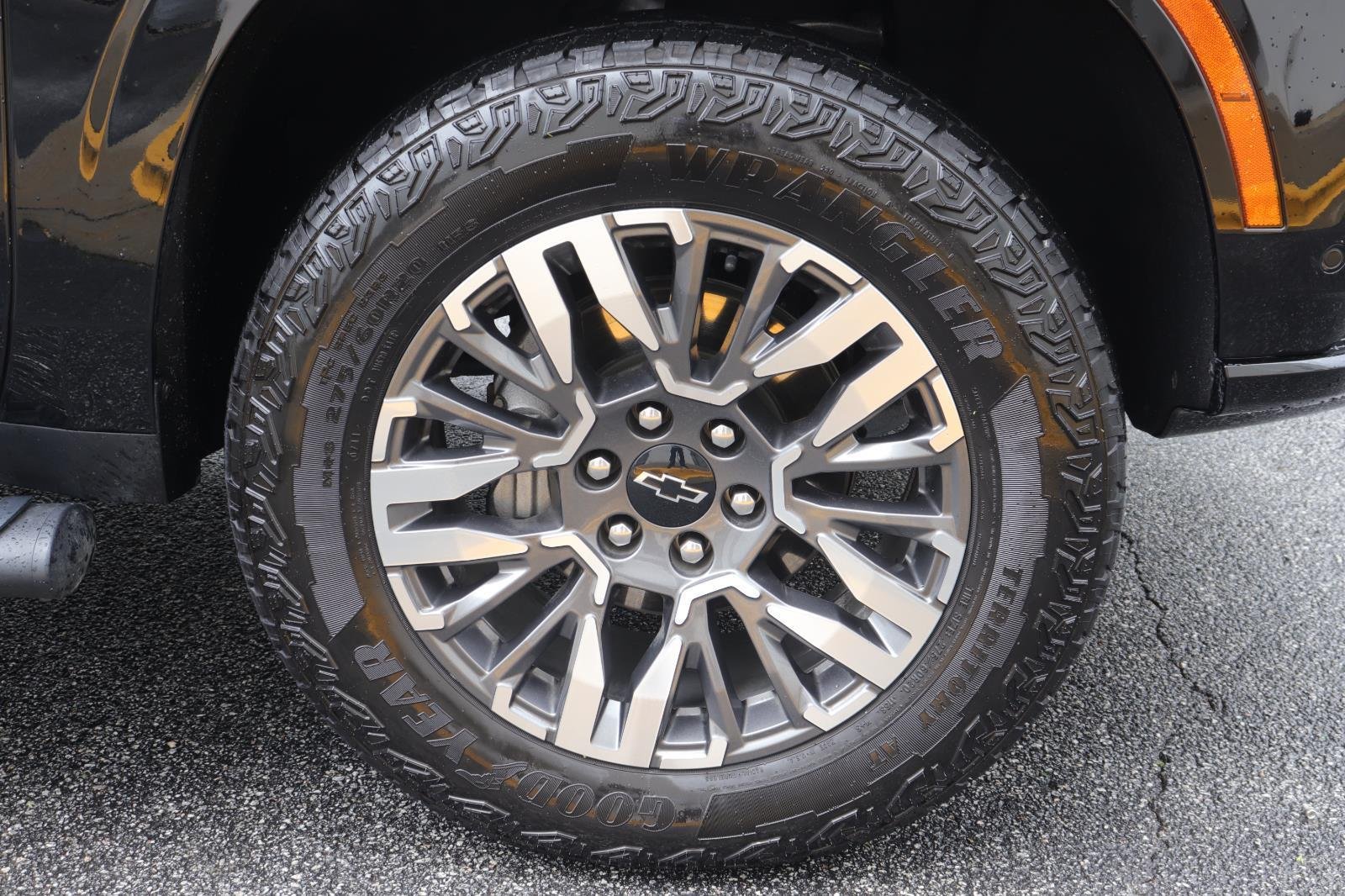 Used 2025 Black Chevrolet Z71 image 44