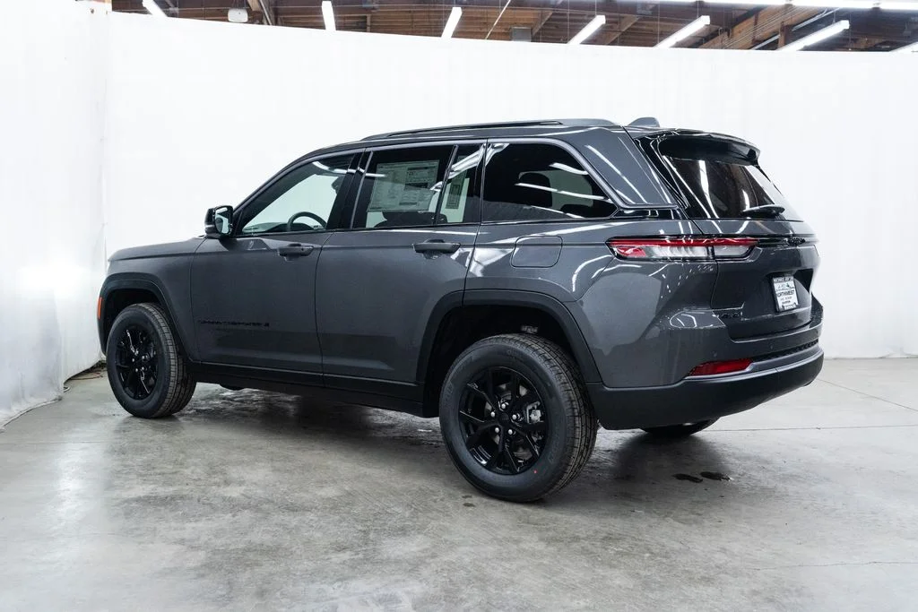 New 2026 Baltic Gray Metallic Clear-Coat Exterior Paint Jeep Altitude image 4