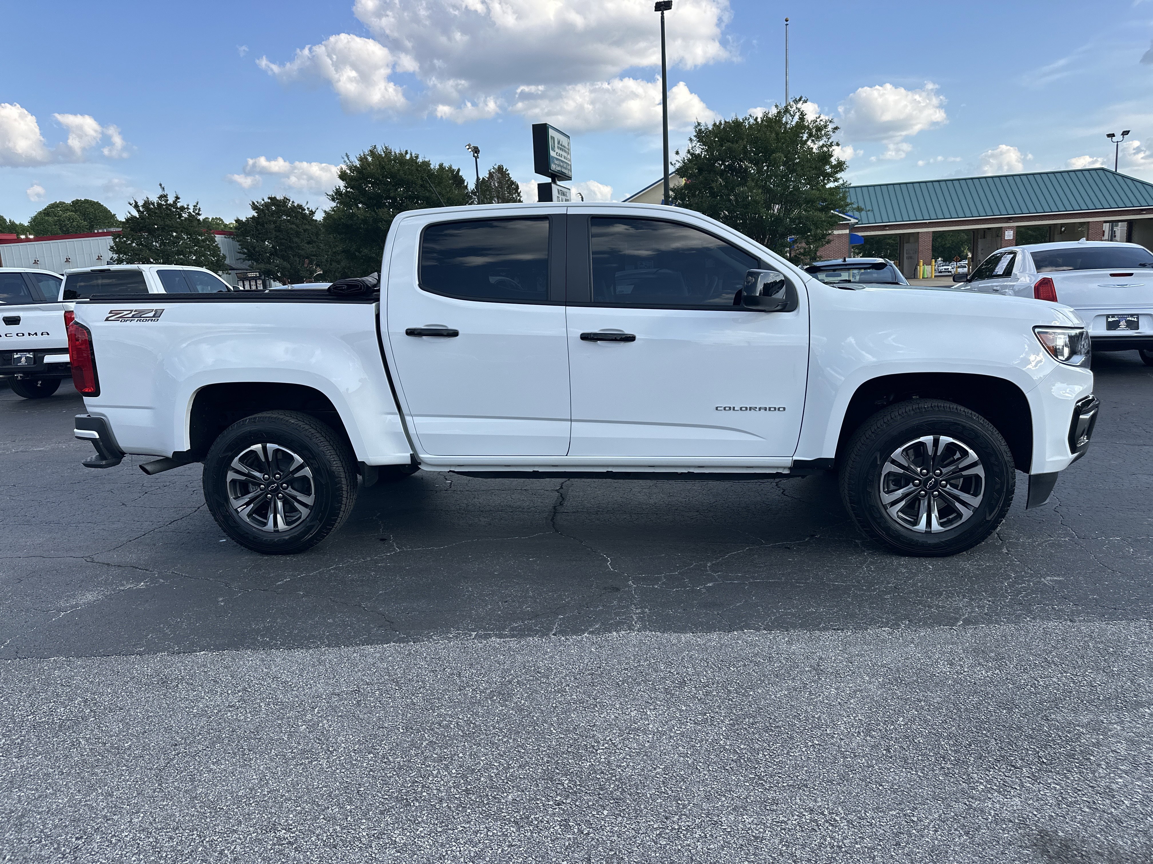 Used 2022 Summit White Chevrolet Z71 image 9