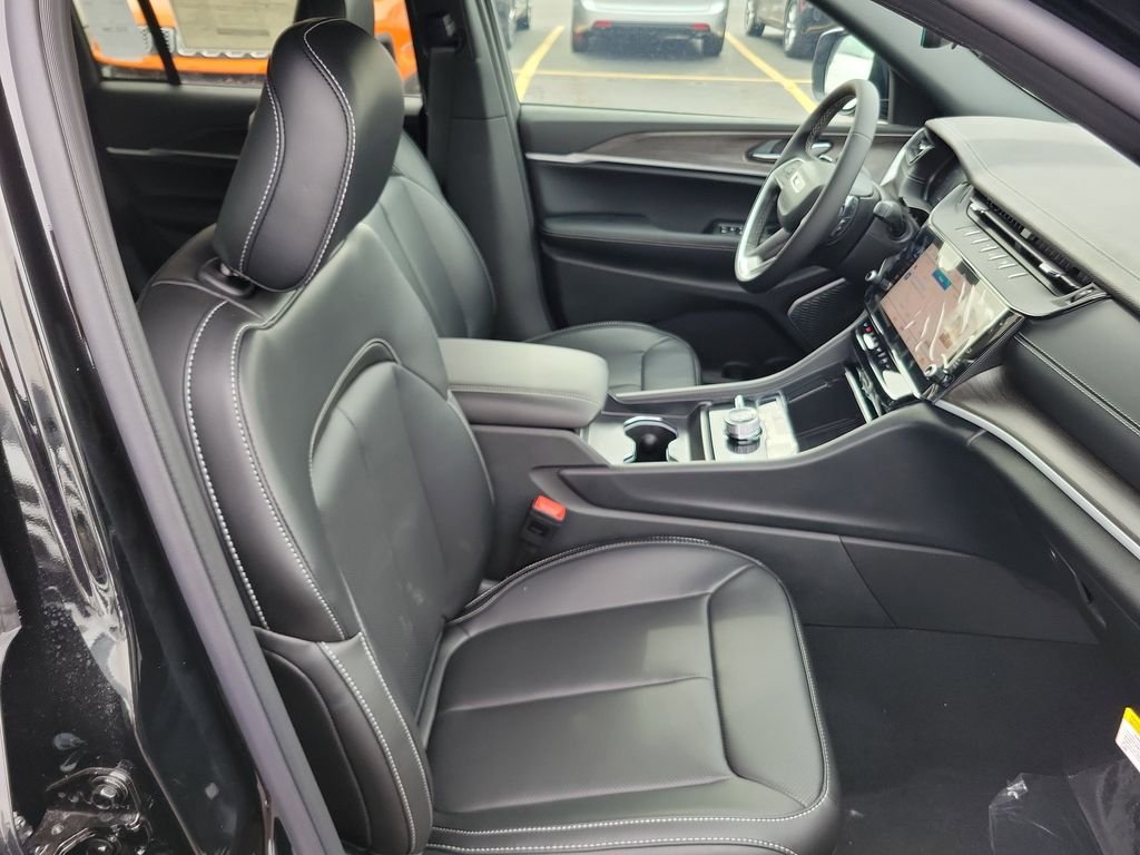New 2026 Diamond Black Crystal Pearlcoat Jeep Limited image 28