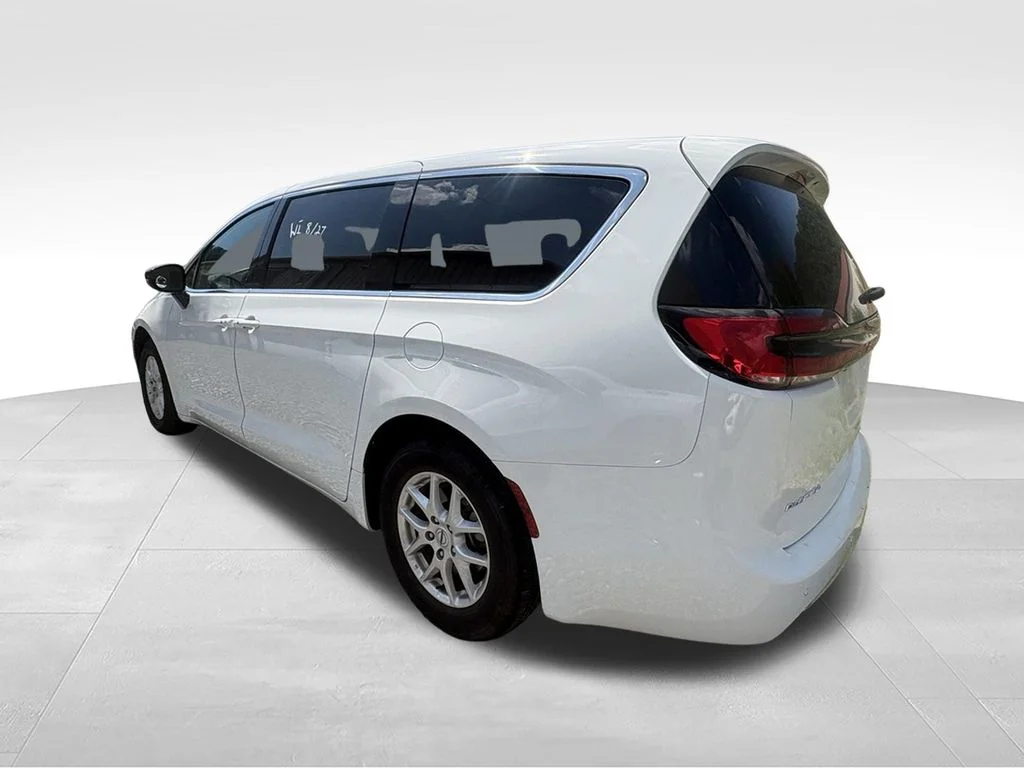 Used 2025 White/off-white Chrysler Select image 11