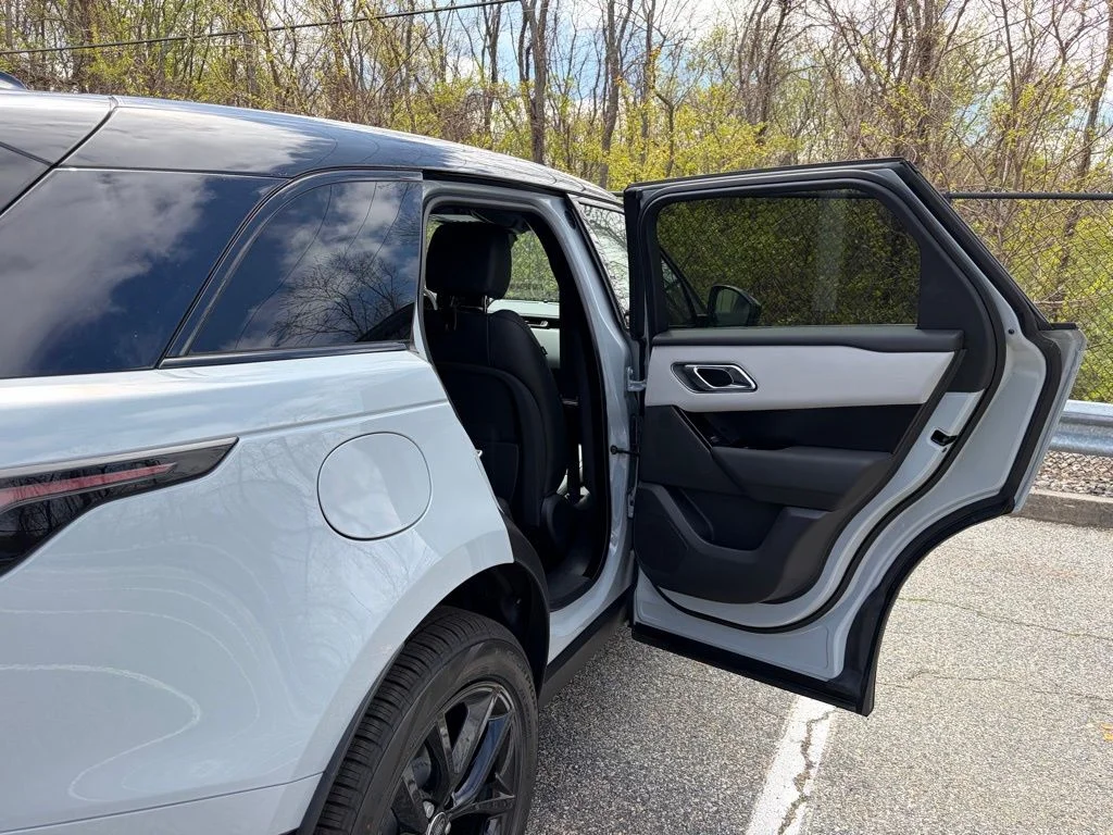 New 2026 Arroios Grey Land Rover Dynamic SE image 16