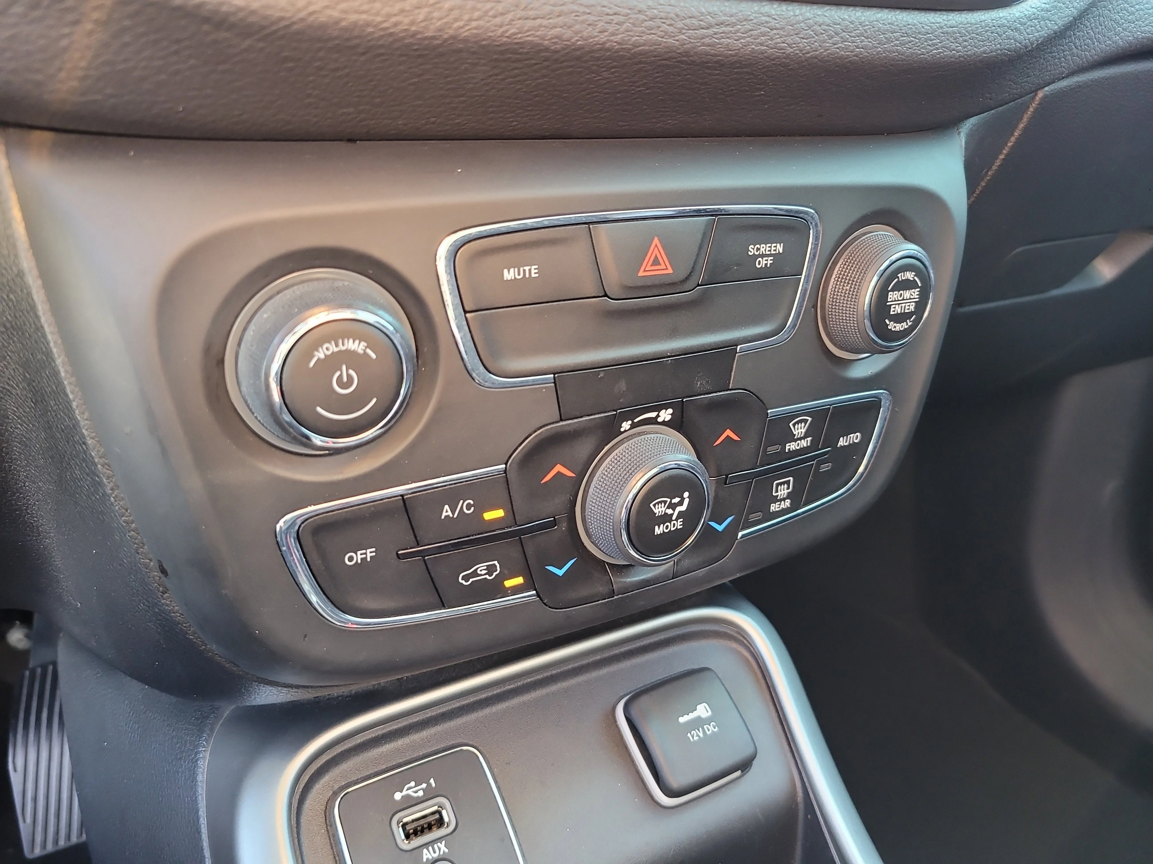 Used 2020 White Clearcoat Jeep Latitude image 22