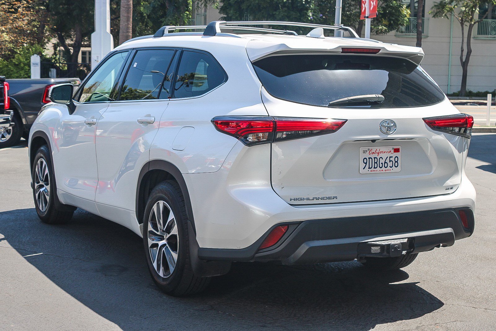 Used 2022 Wind Chill Pearl Toyota XLE image 6