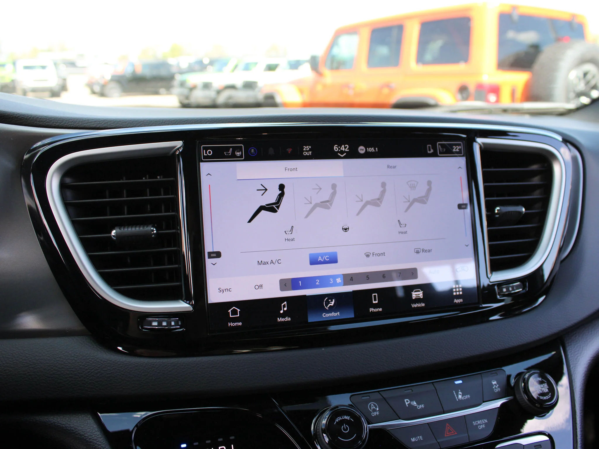Used 2025 White Chrysler SXT*, Remote Start, Heated Leather, Lane Departure Warning image 18