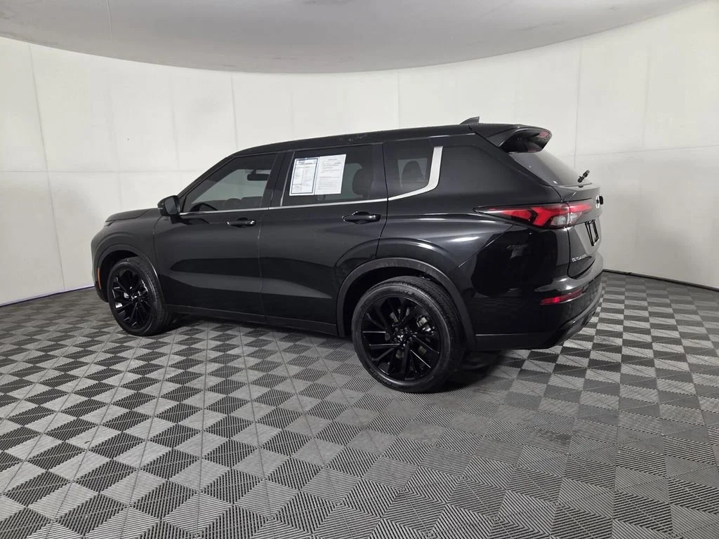 Used 2023 Black Mitsubishi SE Black Edition image 7