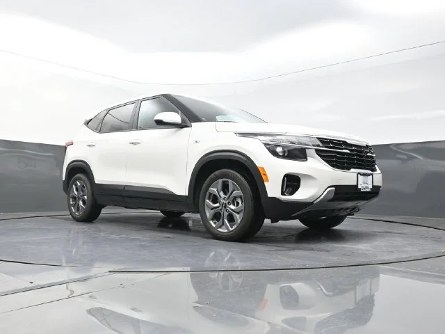 Used 2024 White Kia LX image 19