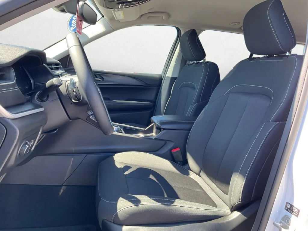 Used 2023 White Jeep Laredo image 23