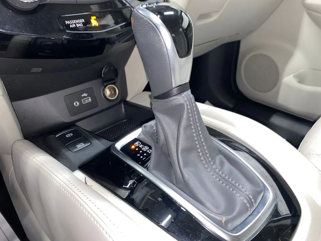 Used 2020 Silver Nissan SL image 18