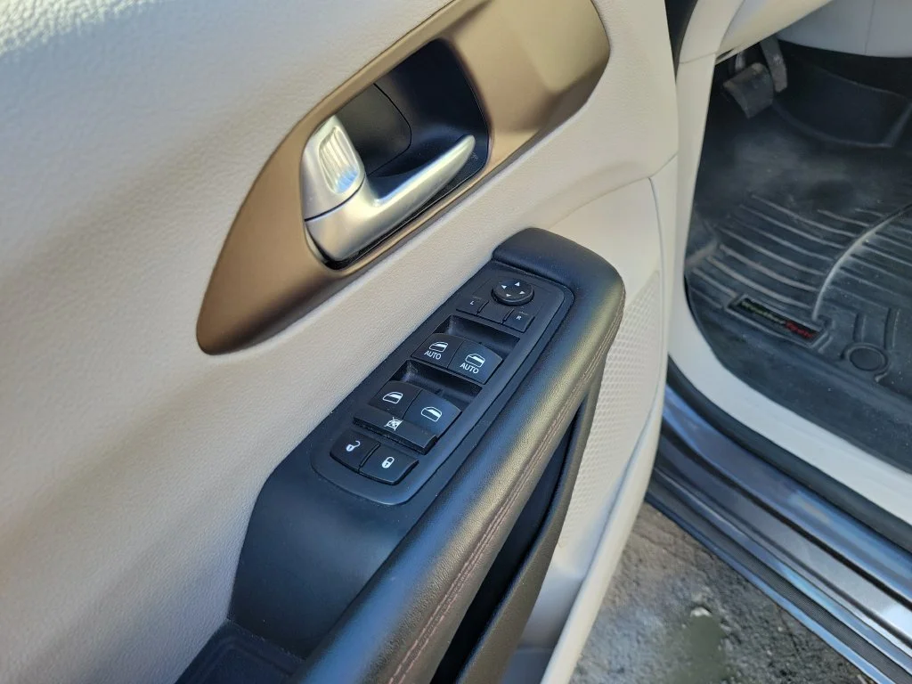 Used 2018 Gray Chrysler Touring L image 21