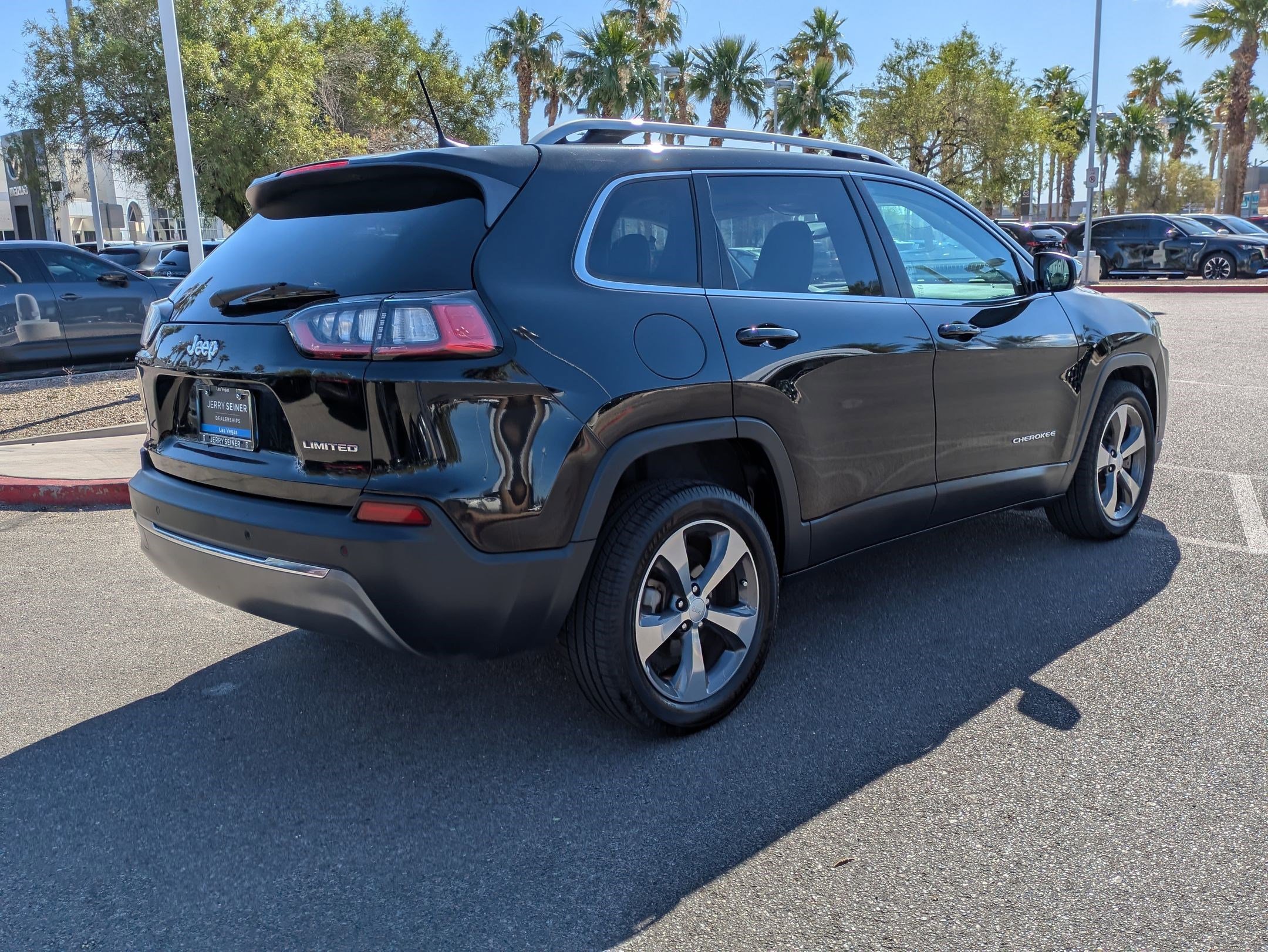 Used 2019 Diamond Black Crystal Pearlcoat Jeep Limited image 5