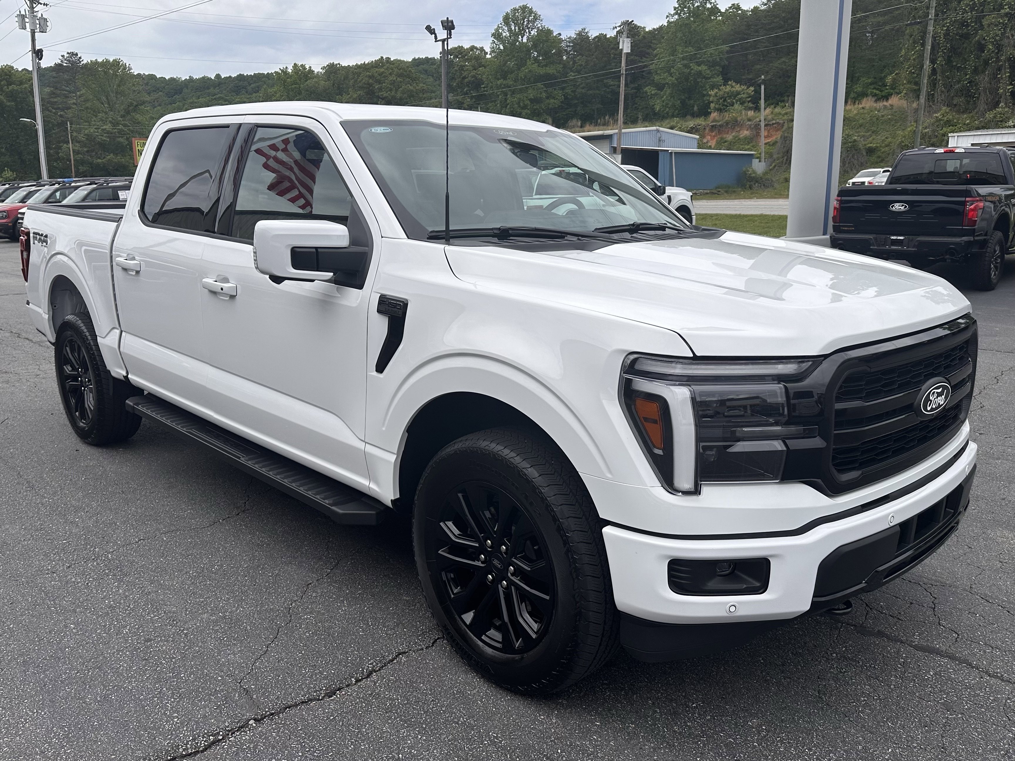 Certified Used 2025 Oxford White Clearcoat Ford LARIAT image 4