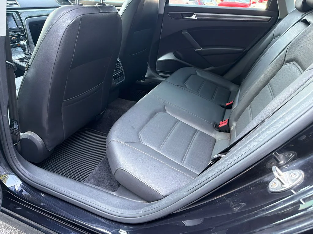 Used 2018 Black Volkswagen 2.0T SE image 20
