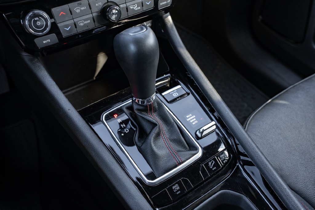 Used 2025 Diamond Black Crystal Pearlcoat Jeep Trailhawk image 20