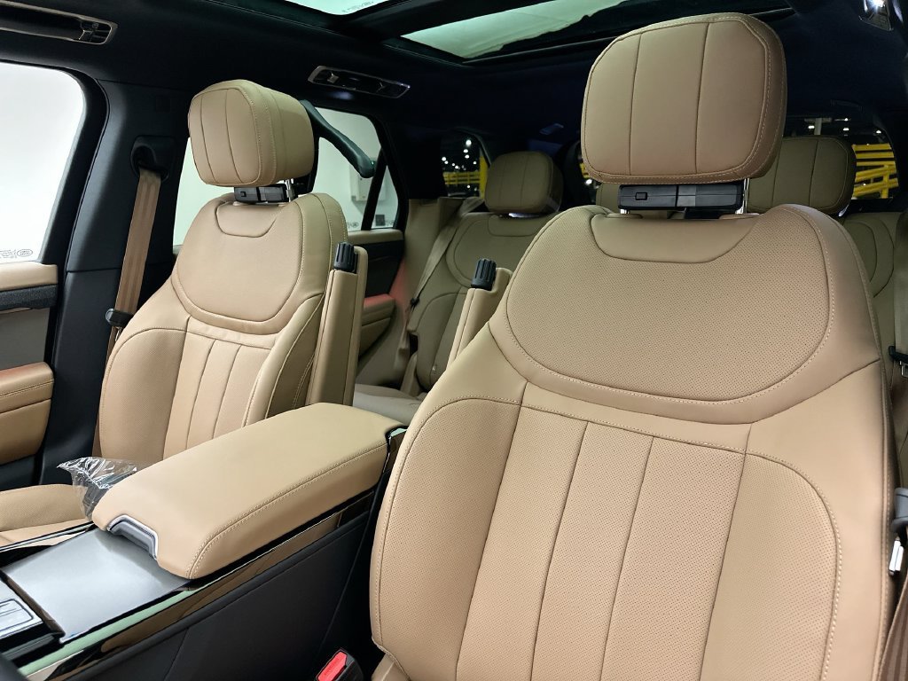 New 2027 Borasco Grey Land Rover SE image 10