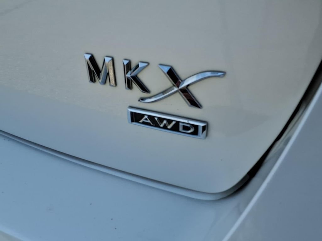 Used 2015 White Lincoln Base image 10