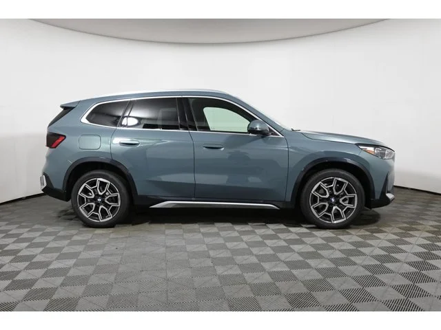 New 2026 Cape York Green Metallic BMW xDrive28i image 8